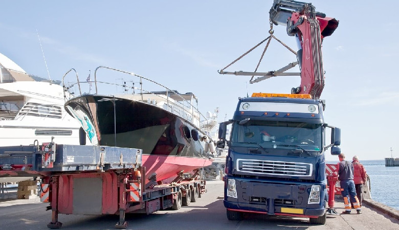 Bezpieczny transport jachtów i łodzi - co trzeba wiedzieć i jak go zorganizować?