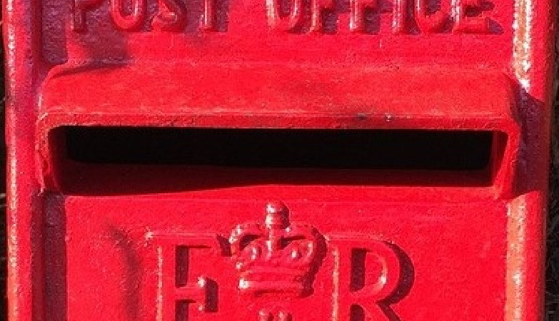 Skrzynka pocztowa wśród pingwinów