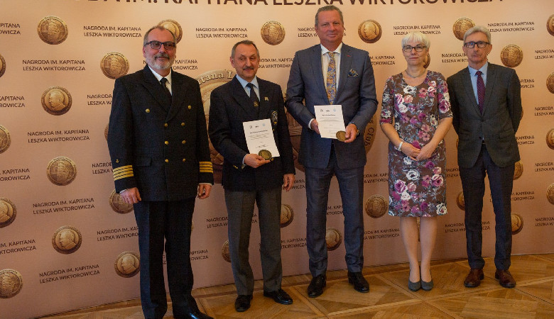 Kapitan Mariusz Koper oraz kapitan Cezary Bartosiewicz odebrali Nagrodę im. Kapitana Leszka Wiktorowicza