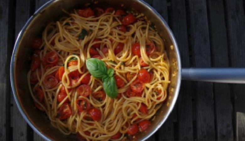 Spaghetti z pomidorkami koktajlowymi