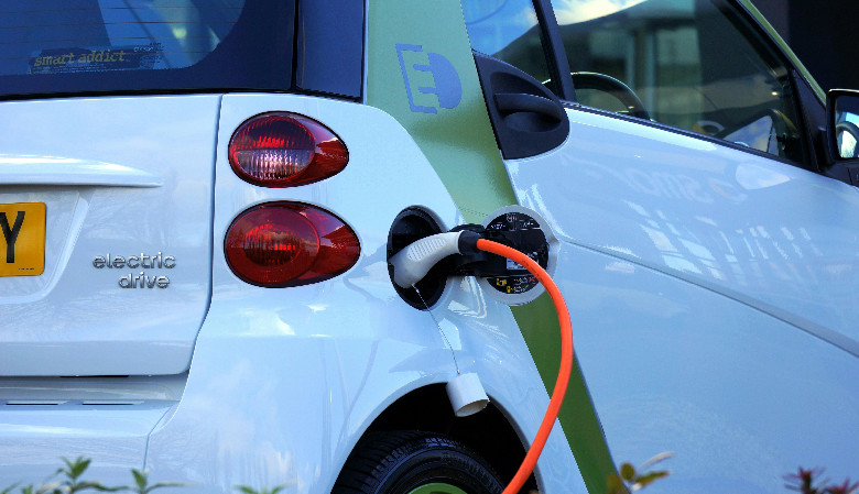 Pożar samochodowca przewożącego elektryki