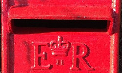 Skrzynka pocztowa wśród pingwinów