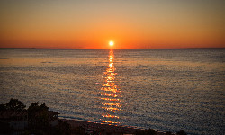 Złom pełen gazu dryfuje po Morzu Śródziemnym. Czyj to problem?