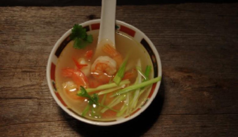 Tom yam, tajska pikantna zupa krewetkowa i piraci