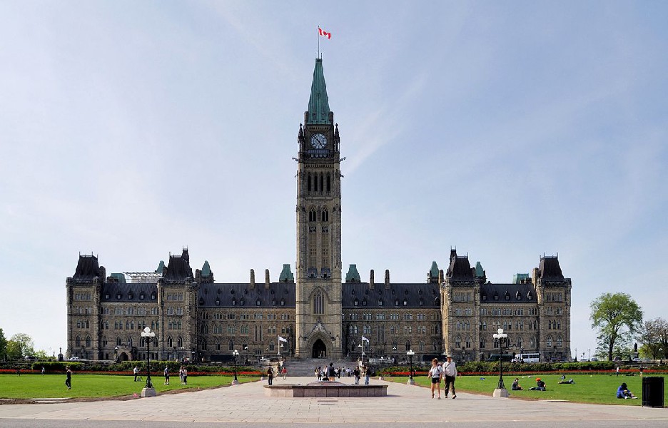 [t]Ottawa, budynek parlamentu[/t] [s]Fot. Taxiarchos228 z niemieckojęzycznej Wikipedii, CC BY-SA 3.0, Wikipedia[/s]