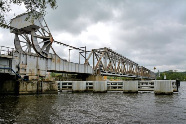 Zwodzony most kolejowy w Podjuchach