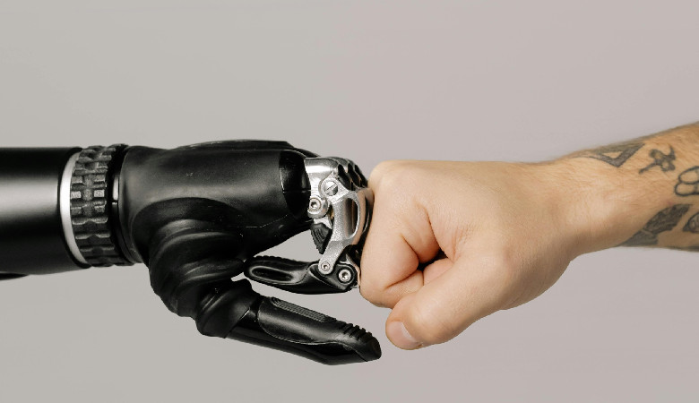 Humanoidalne roboty-spawacze