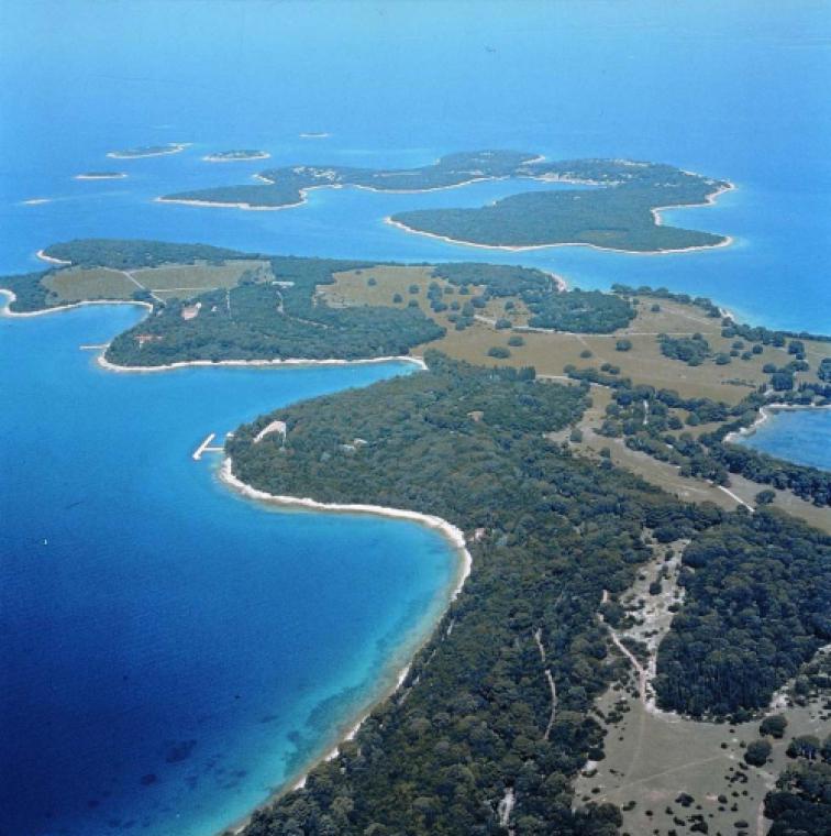 Two large islands. Бриюни Хорватия. Бриуны Хорватия. Остров Бриони. Острова Бриюни.