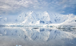 Dołek grawitacyjny na Antarktydzie