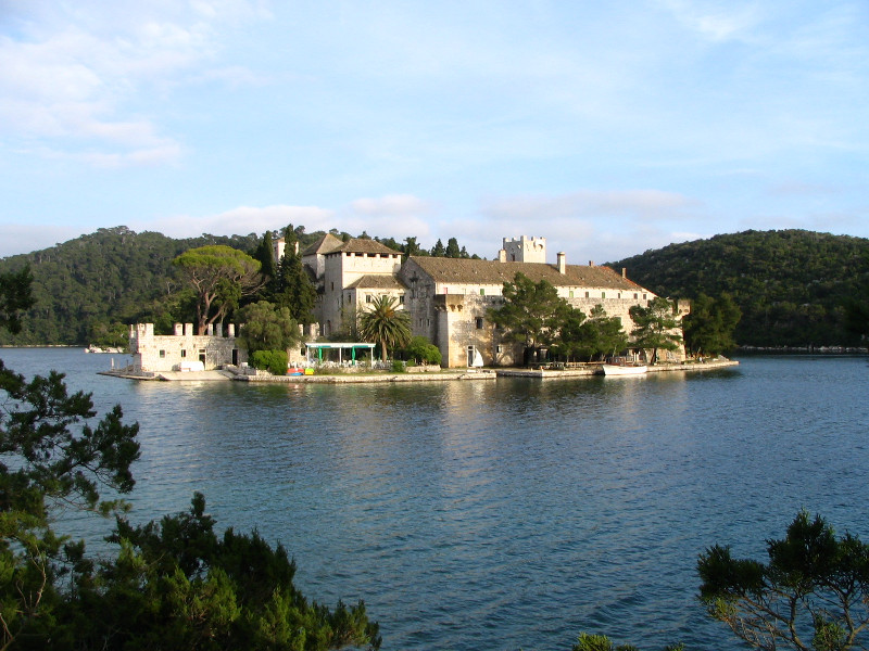 [t]Klasztor pośrodku wyspy[/t] [s]Fot. Wikipedia[/s]
