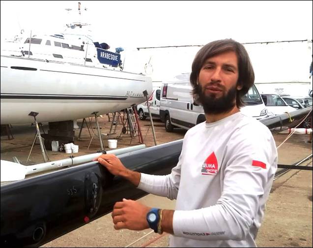 [t]Artur Skrzyszowski, skipper Selma Racing, przy uszkodzonym maszcie[/t] [s]Fot. Krzysztof Jasica, (Selma Expeditions)[/s]